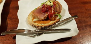 İspanya 'nın Bask ülkesinin pintxos adlı İspanyol tapaları İspanya' nın Bask ülkesindeki bir restoranda bir bar tezgahında hizmet verdiler.