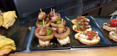 İspanya 'nın Bask ülkesinin pintxos adlı İspanyol tapaları İspanya' nın Bask ülkesindeki bir restoranda bir bar tezgahında hizmet verdiler.