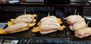 İspanya 'nın Bask ülkesinin pintxos adlı İspanyol tapaları İspanya' nın Bask ülkesindeki bir restoranda bir bar tezgahında hizmet verdiler.