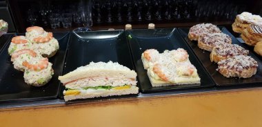 İspanya 'nın Bask ülkesinin pintxos adlı İspanyol tapaları İspanya' nın Bask ülkesindeki bir restoranda bir bar tezgahında hizmet verdiler.