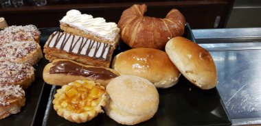 İspanya 'nın Bask ülkesinin pintxos adlı İspanyol tapaları İspanya' nın Bask ülkesindeki bir restoranda bir bar tezgahında hizmet verdiler.