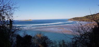 Dağları, mavi gökyüzünü ve Bask ülkesindeki beyaz bulutları barındıran Urdaibai biyosferinin muhteşem manzarası. Muhteşem doğal manzara.