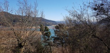 Dağları, mavi gökyüzünü ve Bask ülkesindeki beyaz bulutları barındıran Urdaibai biyosferinin muhteşem manzarası. Muhteşem doğal manzara.