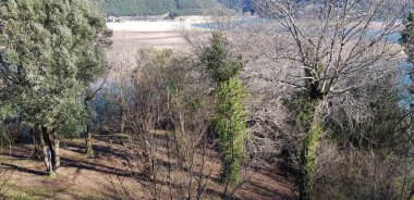 Dağları, mavi gökyüzünü ve Bask ülkesindeki beyaz bulutları barındıran Urdaibai biyosferinin muhteşem manzarası. Muhteşem doğal manzara.
