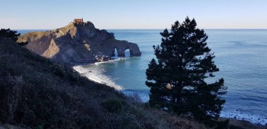 Gaztelugatxe, Biscay Körfezi kıyısında bir ada, Bermeo, Bask Ülkesi, Kuzey İspanya.