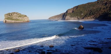 İspanya 'nın Bask Bölgesi kıyılarının manzarası