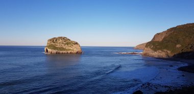 Gozo adasının kıyısında.