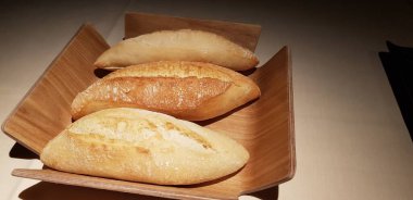 Romantik bir restoranda ekmek tepsisi