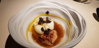 Kaz ciğeri ve mantar soslu haşlanmış yumurta.