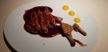 Şarap soslu ızgara çulluk.