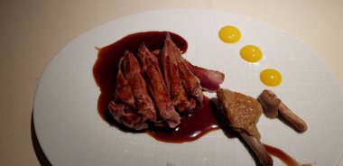 Şarap soslu ızgara çulluk.