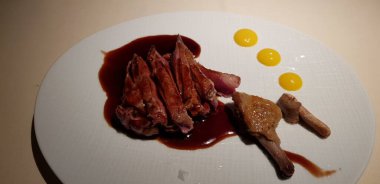 Şarap soslu ızgara çulluk.