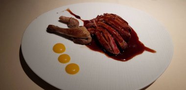 Şarap soslu ızgara çulluk.