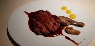 Şarap soslu ızgara çulluk.