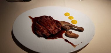 Şarap soslu ızgara çulluk.