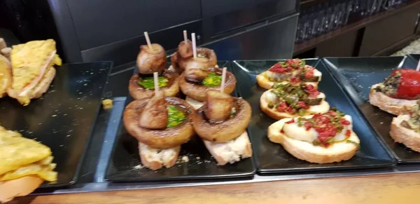 スペインバスク地方のピンチョスと呼ばれるスペインのタパスは スペインのバスク地方のレストランでバーカウンターで提供されています — ストック写真