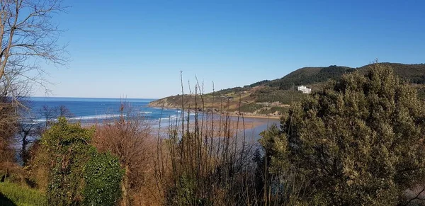 Dağları Mavi Gökyüzünü Bask Ülkesindeki Beyaz Bulutları Barındıran Urdaibai Biyosferinin — Stok fotoğraf