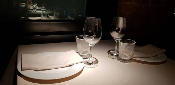 ロマンチックなレストランでのワインのグラス — ストック写真