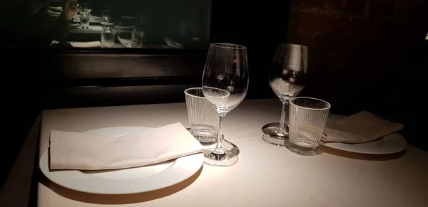 ロマンチックなレストランでのワインのグラス — ストック写真