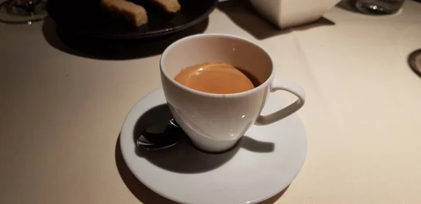 Läcker Kopp Kaffe Med Två Bakverk Ett Mysigt Bord — Stockfoto