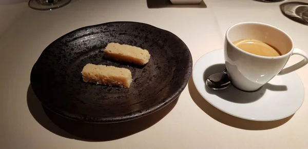 居心地の良いテーブルの上に2つのペストリーを持つおいしいコーヒーカップ — ストック写真