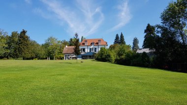 Aquitaine Fransa 'daki Atelier bahçesinin çimen ve ağaçlarının manzarası
