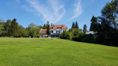 Aquitaine Fransa 'daki Atelier bahçesinin çimen ve ağaçlarının manzarası