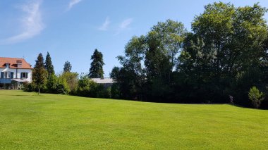 Aquitaine Fransa 'daki Atelier bahçesinin çimen ve ağaçlarının manzarası