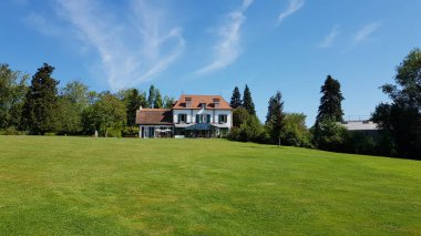 Aquitaine Fransa 'daki Atelier bahçesinin çimen ve ağaçlarının manzarası