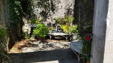 Şehirdeki eski taş ev.