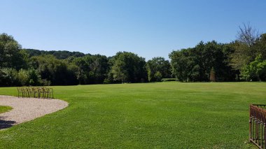 Aquitaine Fransa 'daki Atelier bahçesinin çimen ve ağaçlarının manzarası