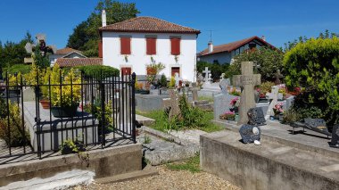 Aquitaine, Fransa, 16 Ağustos 2019: Fransa 'da Aquitaine' de küçük bir kırsal kasabadaki mezarlığın görüntüleri