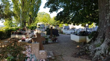 Aquitaine, Fransa, 16 Ağustos 2019: Fransa 'da Aquitaine' de küçük bir kırsal kasabadaki mezarlığın görüntüleri