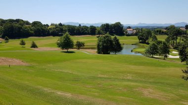 Fransa, Aquitaine 'de bir golf sahasının manzarası güneşli bir gün.