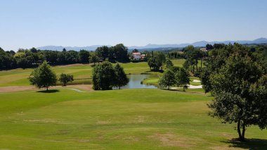 Fransa, Aquitaine 'de bir golf sahasının manzarası güneşli bir gün.