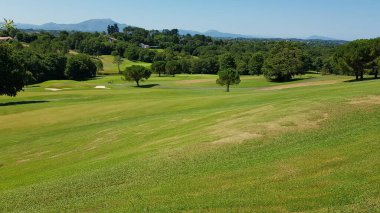 Fransa, Aquitaine 'de bir golf sahasının manzarası güneşli bir gün.