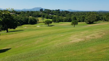Fransa, Aquitaine 'de bir golf sahasının manzarası güneşli bir gün.