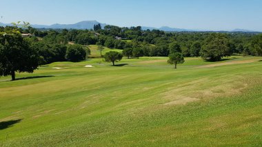 Fransa, Aquitaine 'de bir golf sahasının manzarası güneşli bir gün.