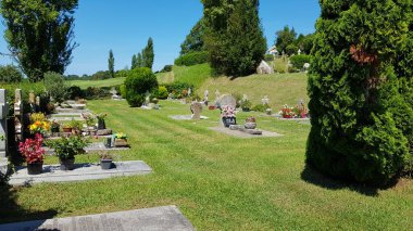 Aquitaine, Fransa, 16 Ağustos 2019: Fransa 'da Aquitaine' de küçük bir kırsal kasabadaki mezarlığın görüntüleri