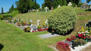 Aquitaine, Fransa, 16 Ağustos 2019: Fransa 'da Aquitaine' de küçük bir kırsal kasabadaki mezarlığın görüntüleri