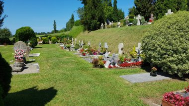 Aquitaine, Fransa, 16 Ağustos 2019: Fransa 'da Aquitaine' de küçük bir kırsal kasabadaki mezarlığın görüntüleri