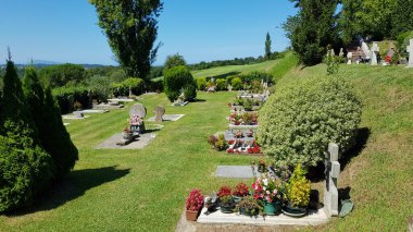 Aquitaine, Fransa, 16 Ağustos 2019: Fransa 'da Aquitaine' de küçük bir kırsal kasabadaki mezarlığın görüntüleri