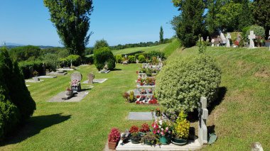 Aquitaine, Fransa, 16 Ağustos 2019: Fransa 'da Aquitaine' de küçük bir kırsal kasabadaki mezarlığın görüntüleri