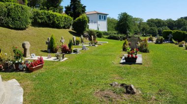 Aquitaine, Fransa, 16 Ağustos 2019: Fransa 'da Aquitaine' de küçük bir kırsal kasabadaki mezarlığın görüntüleri