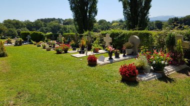 Aquitaine, Fransa, 16 Ağustos 2019: Fransa 'da Aquitaine' de küçük bir kırsal kasabadaki mezarlığın görüntüleri