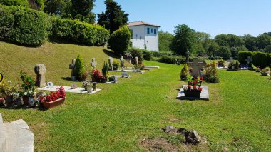 Aquitaine, Fransa, 16 Ağustos 2019: Fransa 'da Aquitaine' de küçük bir kırsal kasabadaki mezarlığın görüntüleri