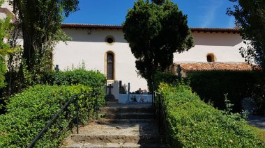 Aquitaine, Fransa, 16 Ağustos 2019: Fransa 'da Aquitaine' de küçük bir kırsal kasabadaki mezarlığın görüntüleri