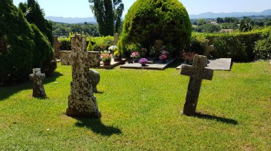 Aquitaine, Fransa, 16 Ağustos 2019: Fransa 'da Aquitaine' de küçük bir kırsal kasabadaki mezarlığın görüntüleri