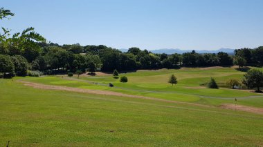 Fransa, Aquitaine 'de bir golf sahasının manzarası güneşli bir gün.