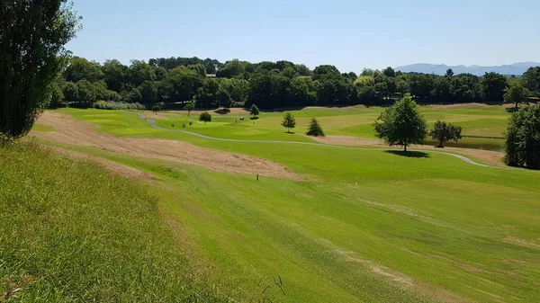 Fransa, Aquitaine 'de bir golf sahasının manzarası güneşli bir gün.